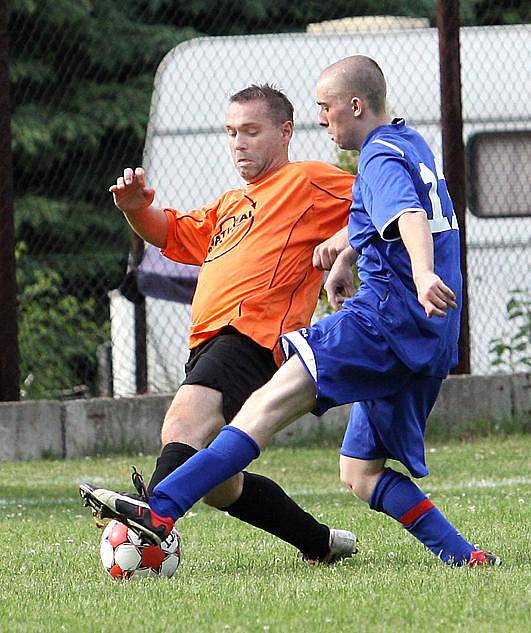 DAŘILO SE. Fotbalisté Hostovic (v oranžových dresech) zvítězili na hřišti rezervy Vaňova vysoko 5:1.