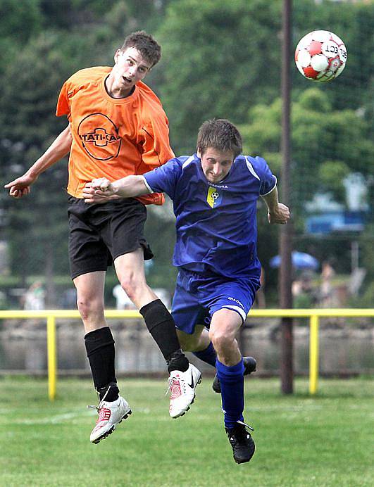 DAŘILO SE. Fotbalisté Hostovic (v oranžových dresech) zvítězili na hřišti rezervy Vaňova vysoko 5:1.