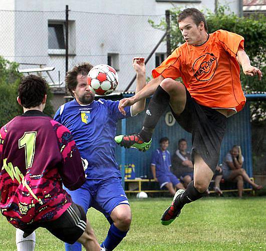 DAŘILO SE. Fotbalisté Hostovic (v oranžových dresech) zvítězili na hřišti rezervy Vaňova vysoko 5:1.