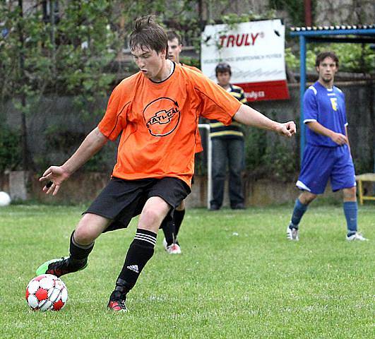 DAŘILO SE. Fotbalisté Hostovic (v oranžových dresech) zvítězili na hřišti rezervy Vaňova vysoko 5:1.