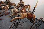 Muzeum představuje návštěvníkům nejen kočárky, ale také houpací koníky či autíčka. 