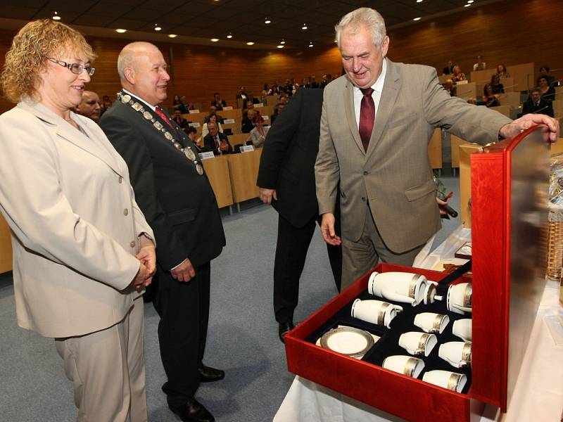 Prezident Miloš Zeman předal hejtmanovi Oldřichu Bubeníčkovi sadu porcelánu v dřevěné truhle s přáním, aby jemu i jeho manželce sloužila dlouhá léta.