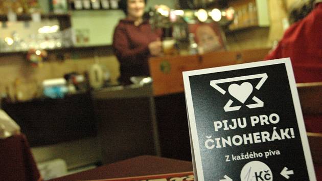 Jedna koruna z každého vypitého piva půjde z hospody Resslovka na Klíši na podporu Činoherního studia. 