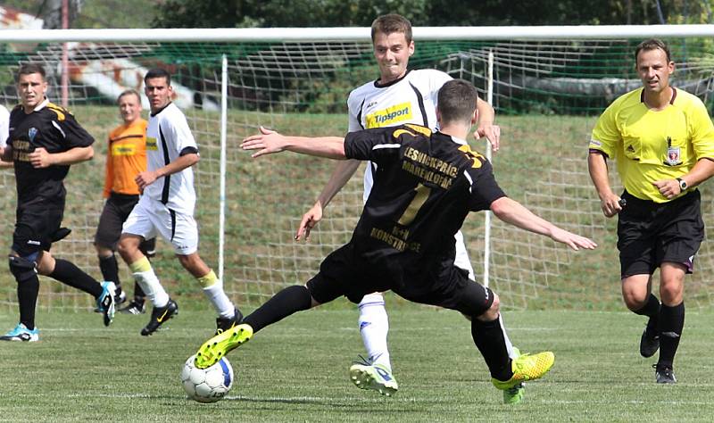 Fotbalisté Trmic (bílé dresy) doma prohráli s Velkým Šenovem 2:3