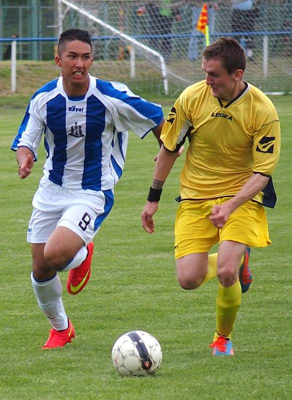 Fotbalisté Chabařovic (pruhovaní) doma porazili Malé Březno vysoko 6:1.