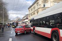 V centru Ústí u muzea boural trolejbus s osobním automobilem.