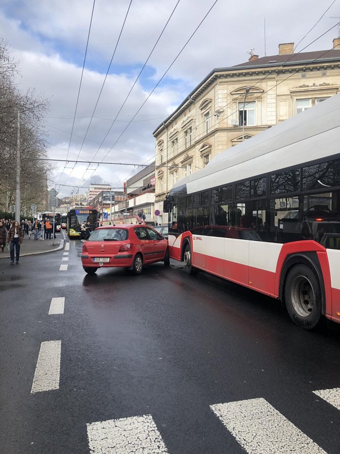 V centru Ústí u muzea boural trolejbus s osobním automobilem.