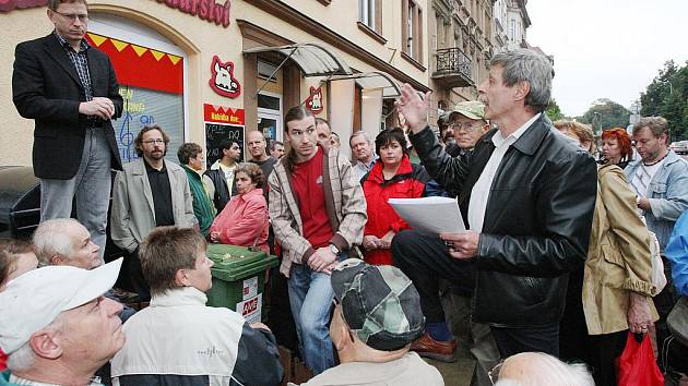 Stovky nájemníků, kteří bydlí v bytech firmy CPI Byty (bývalý Spobyt), přišly protestovat proti zvýšení nájemného.