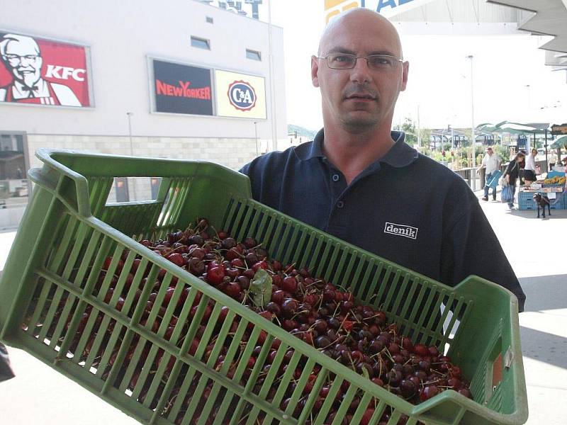 V dřevěném stánku za ústeckým obchodním domem Labe na tamní minitržnici jsem prodával čerstvou zeleninu. Největší zájem byl o třešně z Litoměřicka, mrkev a kopr.