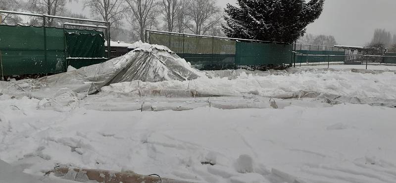 Nafukovací tenisová hala ve Velkém Březně nevydržela tíhu sněhu a propadla se