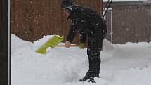 Pokus o spuštění vleků a lanovky nevyšel. Policie podle nařízení vlády o šíření koronaviru spuštění zakázala. Lidé proto vyrazili na sjezdovky po svých, jen počasí nepřálo, hustě sněžilo a foukal ledový vítr.