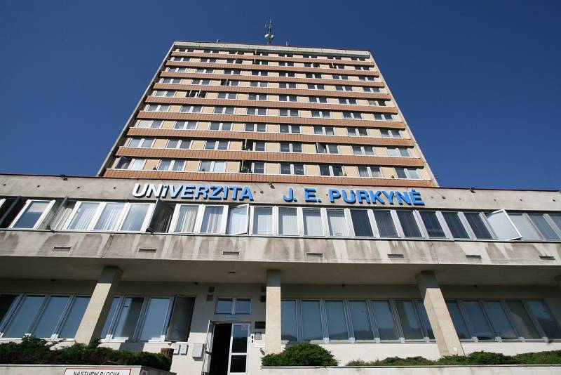 Budova starého rektorátu Univerzity J. E. Purkyně (UJEP).