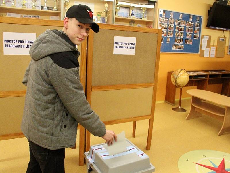 Osmnáctiletý Jan Dolanský z ústeckých Všebořic volil v pátek večer v aule ZŠ Vojnovičova podruhé v životě.