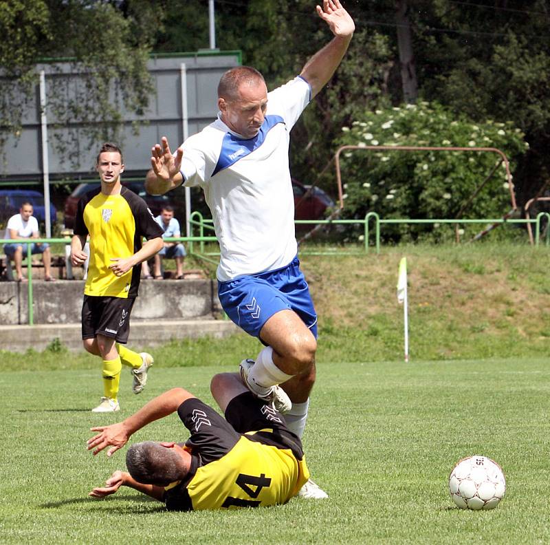 Fotbalisté Trmic doma přehráli Chlumec (žlutí) 3:2.