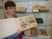 Starý tisk předvádí Helena Houfková z muzejní knihovny.