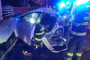 Pod nemocnicí v Ústí nabouralo auto do sloupu, dva lidé se zranili.