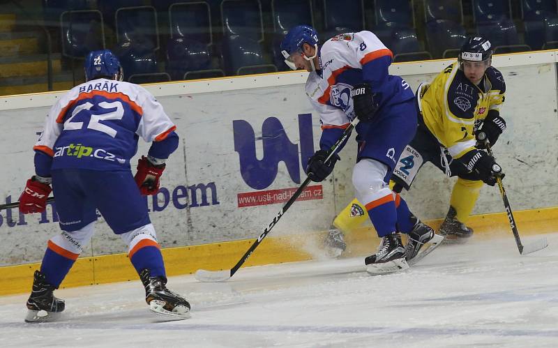 Hokejisté Slovanu (žlutí) doma prohráli s Litoměřicemi vysoko 0:5.