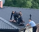 Zloděj v Ústí utekl před policisty na střechu, dolů se mu nechtělo