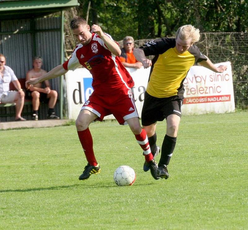 Fotbalisté Neštěmic (červené dresy) doma porazili Štětí vysoko 5:1. 