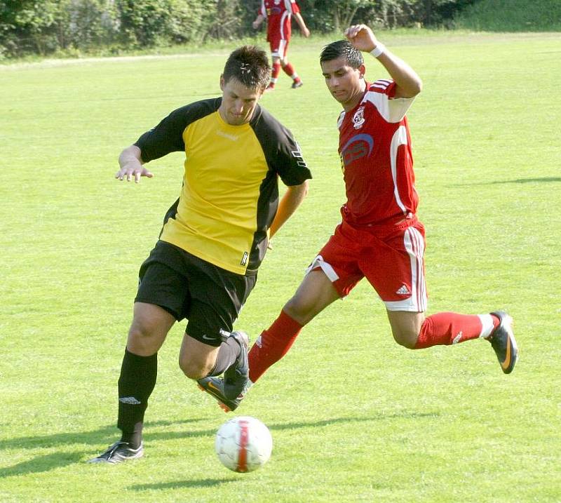 Fotbalisté Neštěmic (červené dresy) doma porazili Štětí vysoko 5:1. 