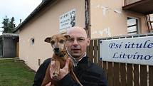 Fotoreportér Deníku se v rámci reportáže Na vlastní kůži stal na jeden den ošetřovatelem psů v útulku pro opuštěná zvířata v Litvínově na Mostecku. 