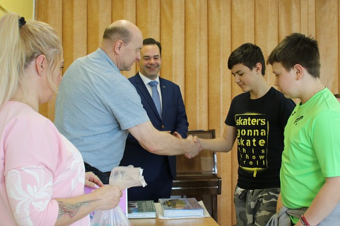 Školáci ze ZŠ Mírová obdrželi gratulaci od vedení města za účast v krajské soutěži.