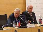 Prezident Miloš Zeman zamířil do zasedací místnosti krajských zastupitelů.