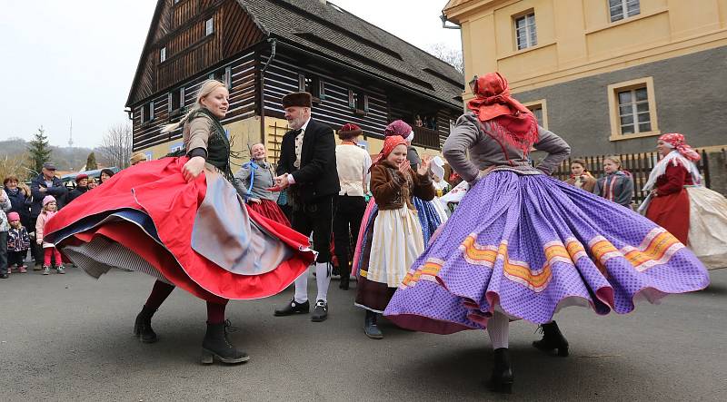 V sobotu a v neděli přišly stovky návštěvníků na tradiční Velikonoční jarmark v Zubrnicích.