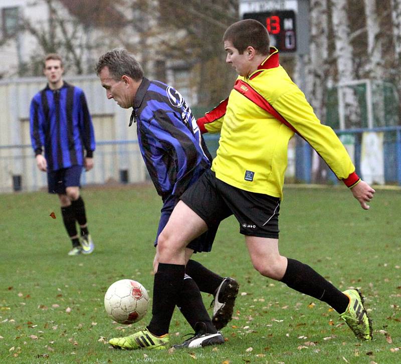 Fotbalisté Mojžíře B (pruhovaní) doma rozdrtili Skorotice 10:1.