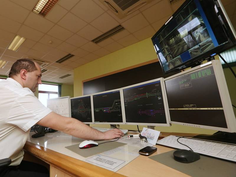 Hlavní dispečerské pracoviště pro řízení provozu vlaků v Ústí a okolí.