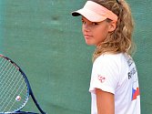 Třináctiletá tenistka Vendulka Žižková sbírá zkušenosti.