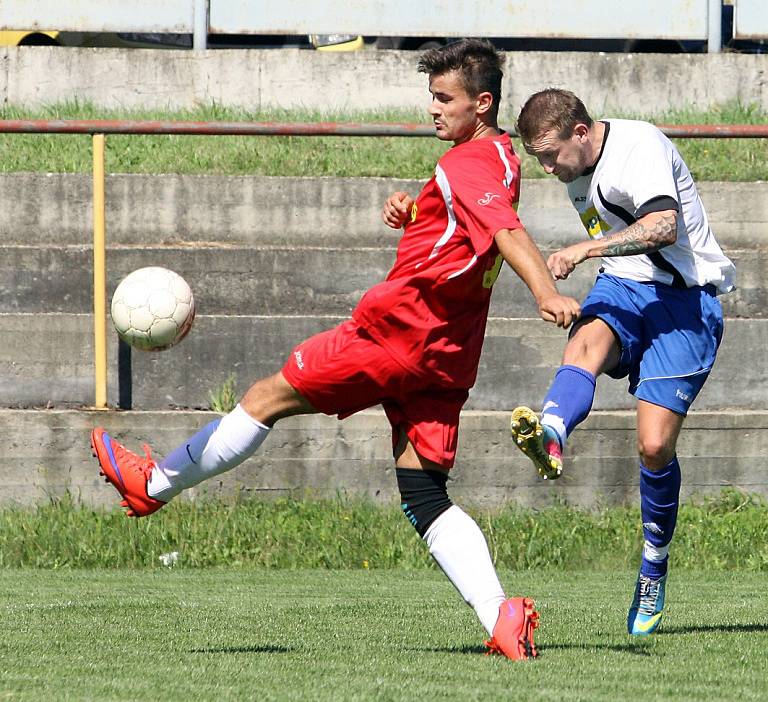 Trmice (bílí) rozdrtily Benešov 7:1. 