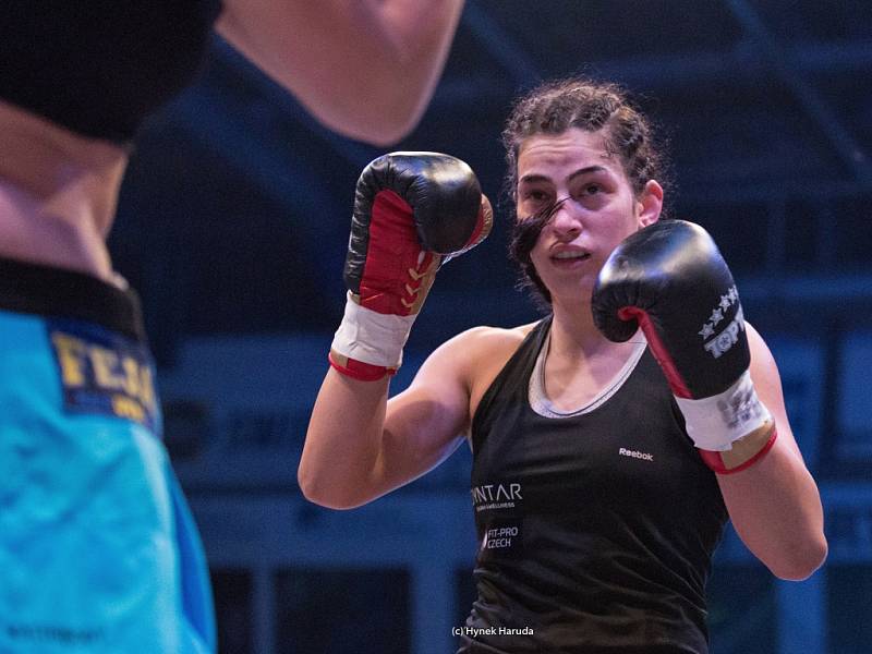 Lucie Sedláčková před limitem porazila Maďarku Kleopatru Tolnaiovou a má titul mistryně Evropy WBO v pérové váze.