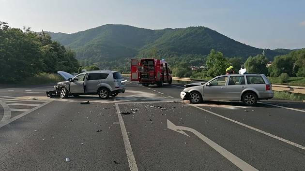 Na tahu z Ústí do Děčína se střetla dvě auta, zasahovali hasiči a policisté.