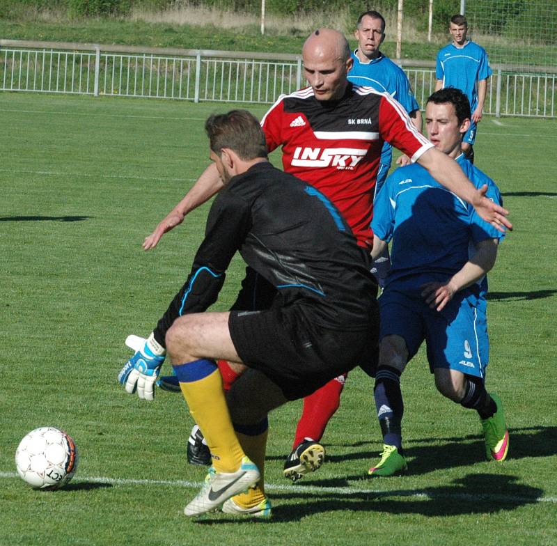 Fotbalisté Brné (červení) zvítězili v Jílovém 1:0. 