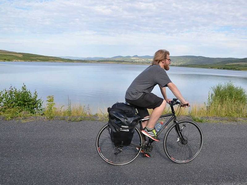 Jezero Milada láká cyklisty i turisty.