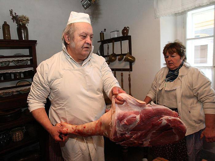 Masopust ve skanzenu Zubrnicích, Nechyběl ani průvod obcí, kdy masky zastavují u domů. 