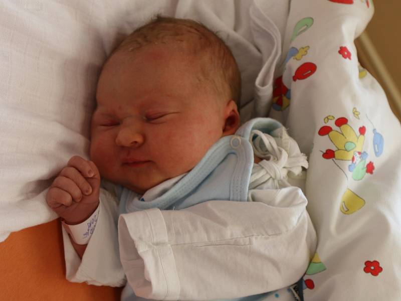 Viktorie Plzáková se narodila Veronice Knorrové z Oldřichova u Teplic 9.května ve 21.09 hod. v ústecké porodnici. Měřila 49 cm a vážila 3,45 kg