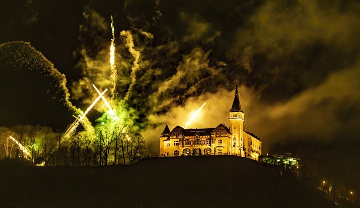Novoroční ohňostroj v Ústí nad Labem bude na tradičním místě na zámku Větruše 1. ledna 2024 od 18.00. Zhruba osmiminutové představení proběhne navzdory výzvě ministra vnitra Víta Rakušana o neuskutečnění.