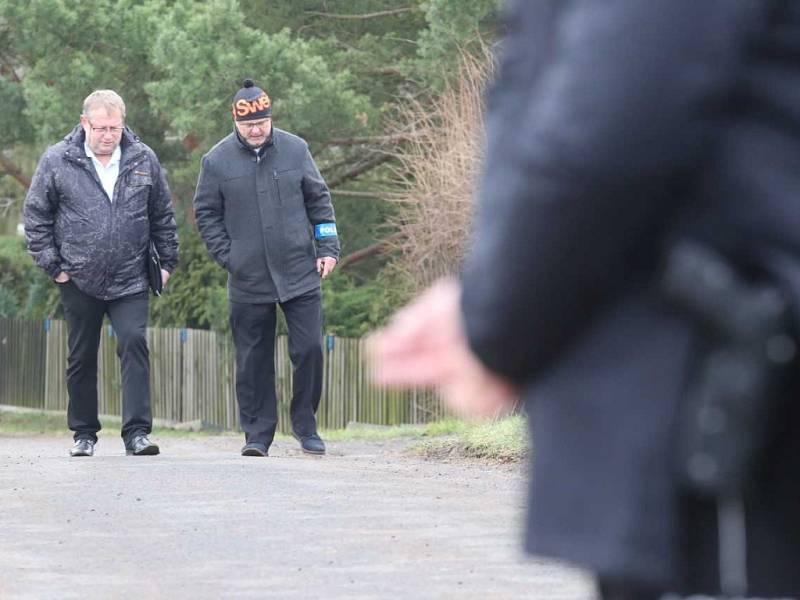 Tři mrtvoly nalezli policisté v zahrádkářské osadě Český Újezd na Ústecku.