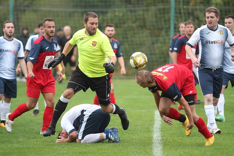 V televizním utkání porazily Hostovice před parádní návštěvou hosty z Chabařovic (červené dresy) 6:1.