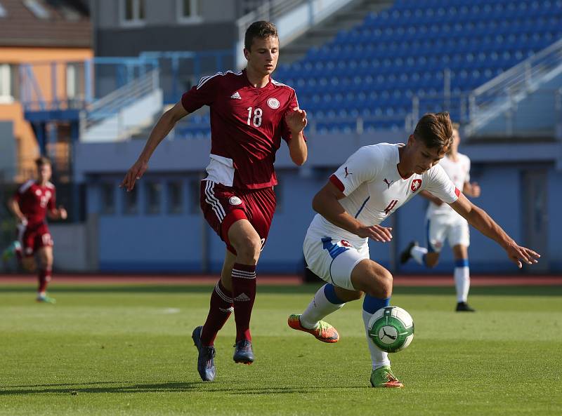 Česká republika U18 (v bílém) porazila v Ústí nad Labem Lotyšsko U18 2:1