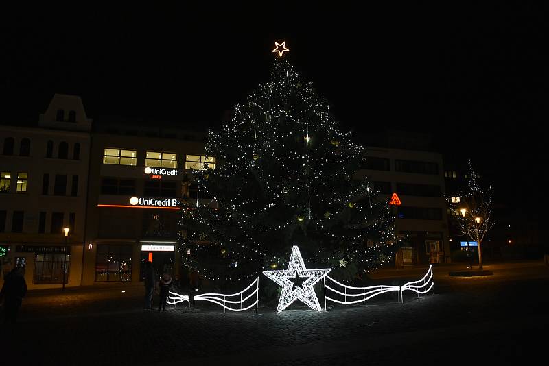 Vánoční stromy vyrostly na mnoha místech Ústecka. Tento je na Mírovém náměstí v Ústí nad Labem.