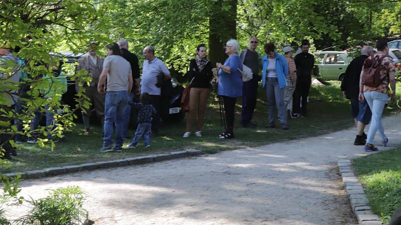 Na zámku ve Velkém Březně se jel závod historických vozidel a motocyklů o Pohár hraběte Chotka.