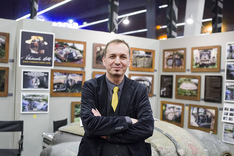 Snímky vraků automobilů aod ústeckého fotografa Vladimíra Cettla obletěly svět. V únoru vystavoval v Paříži na autosalonu, který navštěvuje přes sto tisíc lidí.