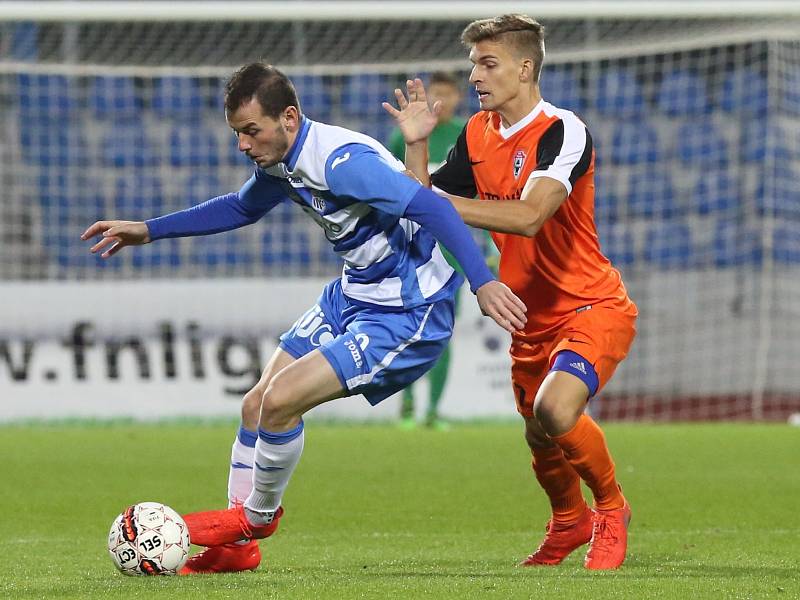 Ústečtí fotbalisté (modro-bílí) doma porazili Vítkovice 2:1.