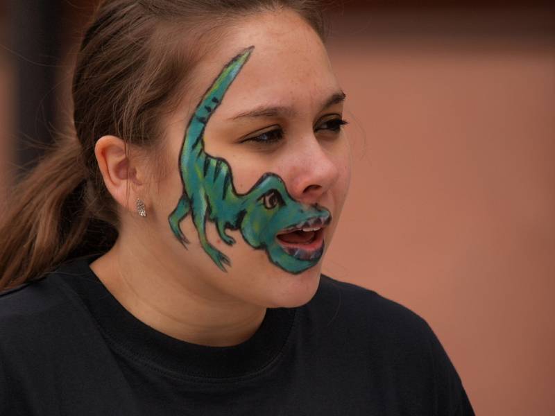 Studenti ústecké Pedagogické fakulty během PF festu Ústečanům malovali na kůži a děti učili skládat origami.