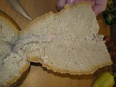 Předmět v bochníku chleba nápadně připomínal ocásek hlodavce. Případ řeší potravinářská inspekce. 