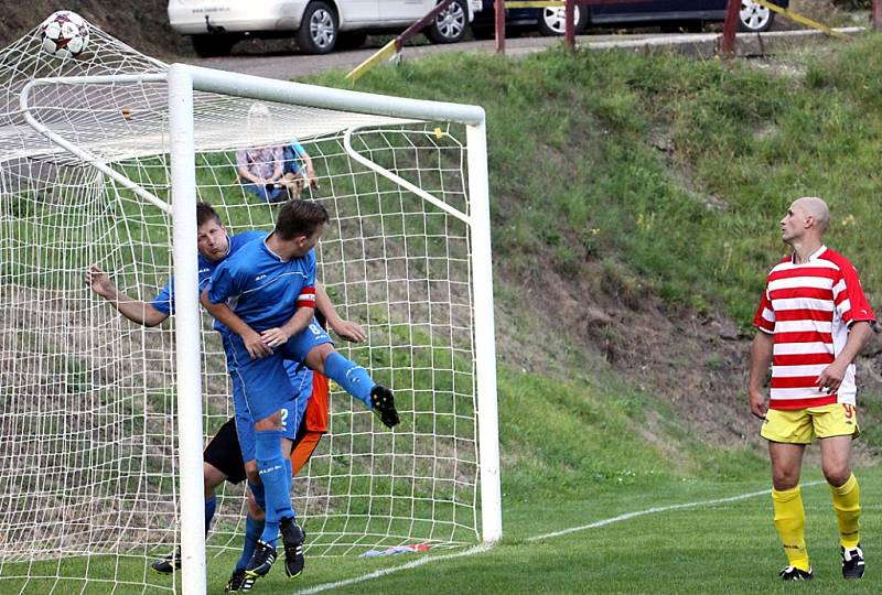 Fotbalisté Brné (pruhovaní) doma deklasovali Jílové vysoko 8:2!