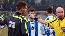 Fotbalisté Chabařovic (pruhovaní) nezvládli úvodní jarní kolo v Okresním přeboru. Favorizovaný tým prohrál na domácí půdě s Malečovem 0:2.   